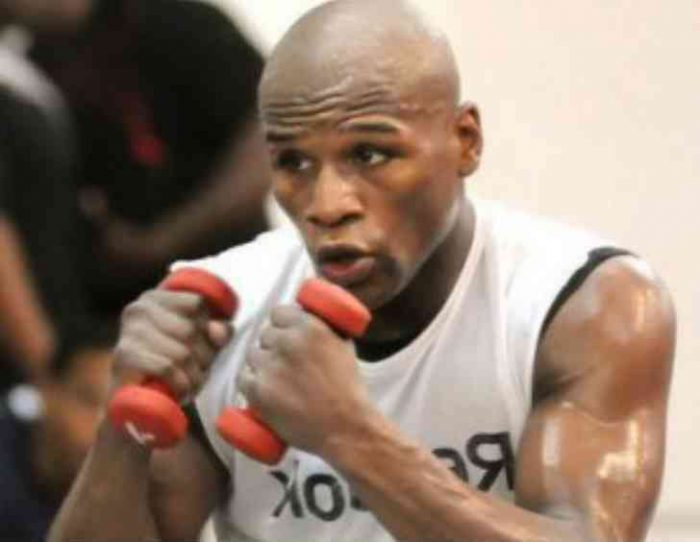 ダンベルトレーニングをするボクサー