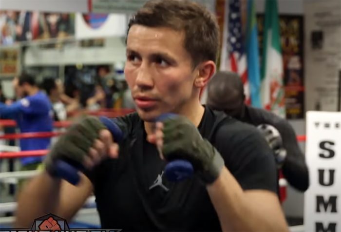 ダンベルシャドーをするボクサー