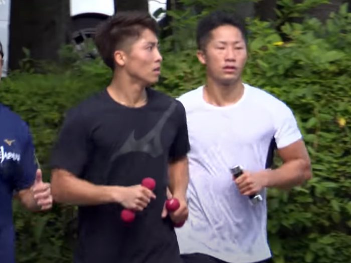 ダンベルトレーニングするボクサー